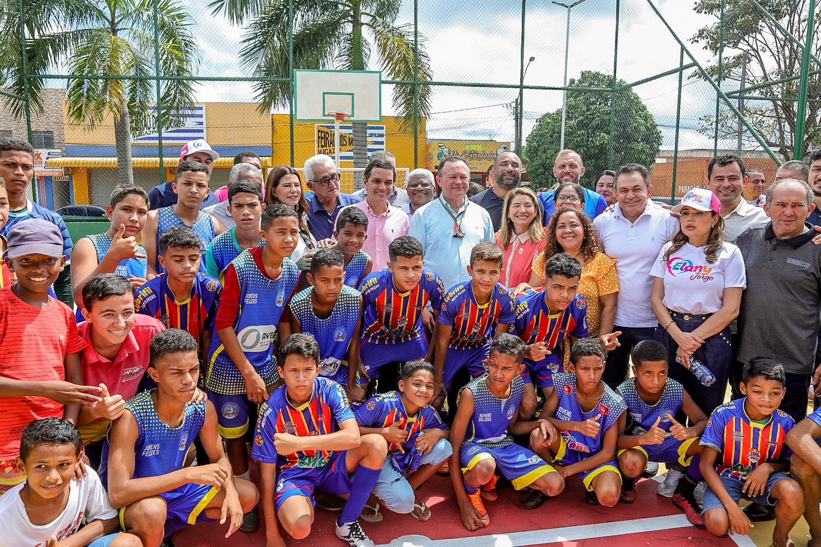 Iracema Vale participou da entrega da quadra poliesportiva no município de Grajaú