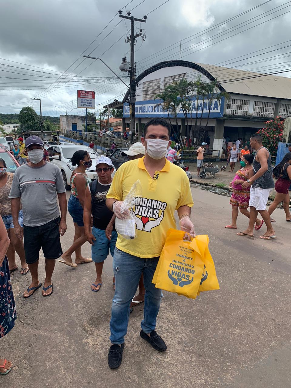 Fábio Macedo distribui kits de higiene em feira de São José de Ribamar 