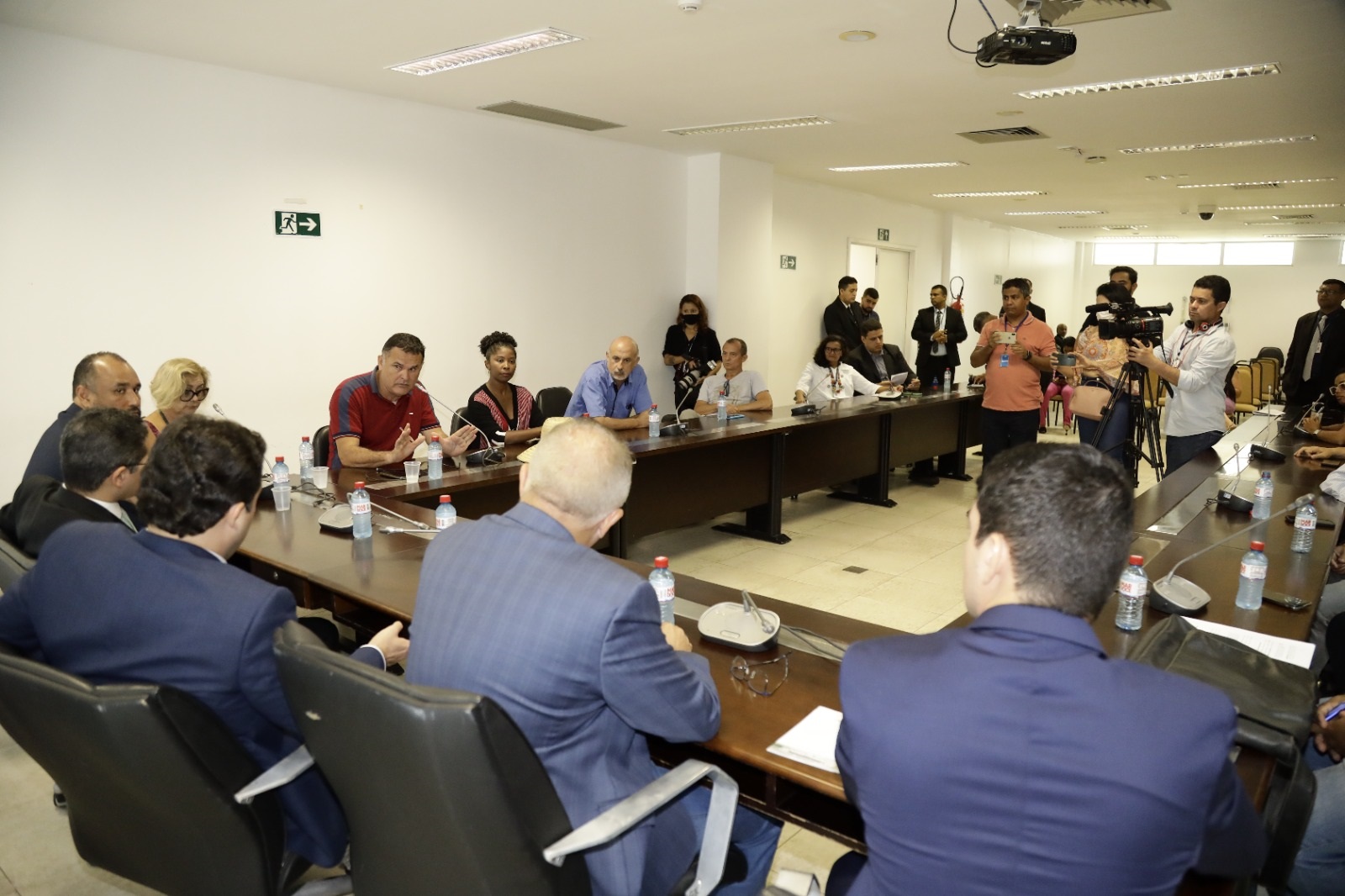 Os professores foram recebidos pelo deputados deputados para que estes ouvissem suas reivindicações 