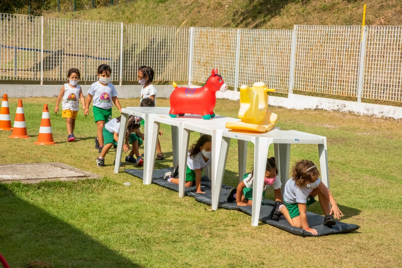 Crianças da educação infantil durante atividade recreativa em homenagem à Semana da Criança