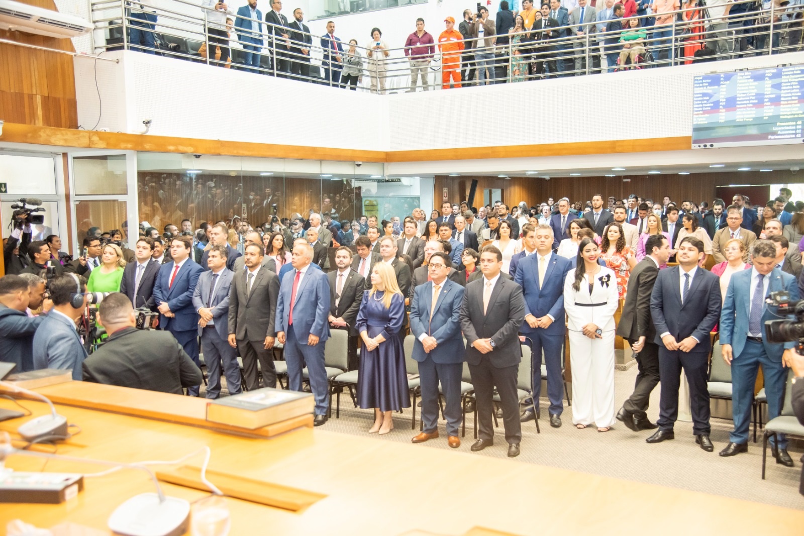 Deputados e deputadas estaduais na solenidade de posse presidida pelo decano da Casa, Arnaldo Melo 