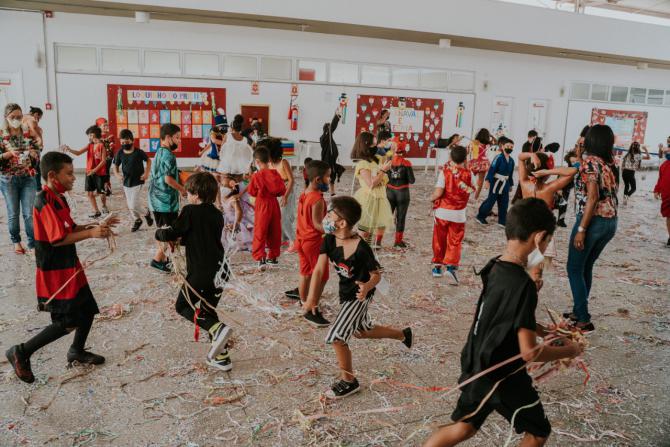 Alunos da Creche-Escola Sementinha caem na folia durante bailinho de Carnaval
