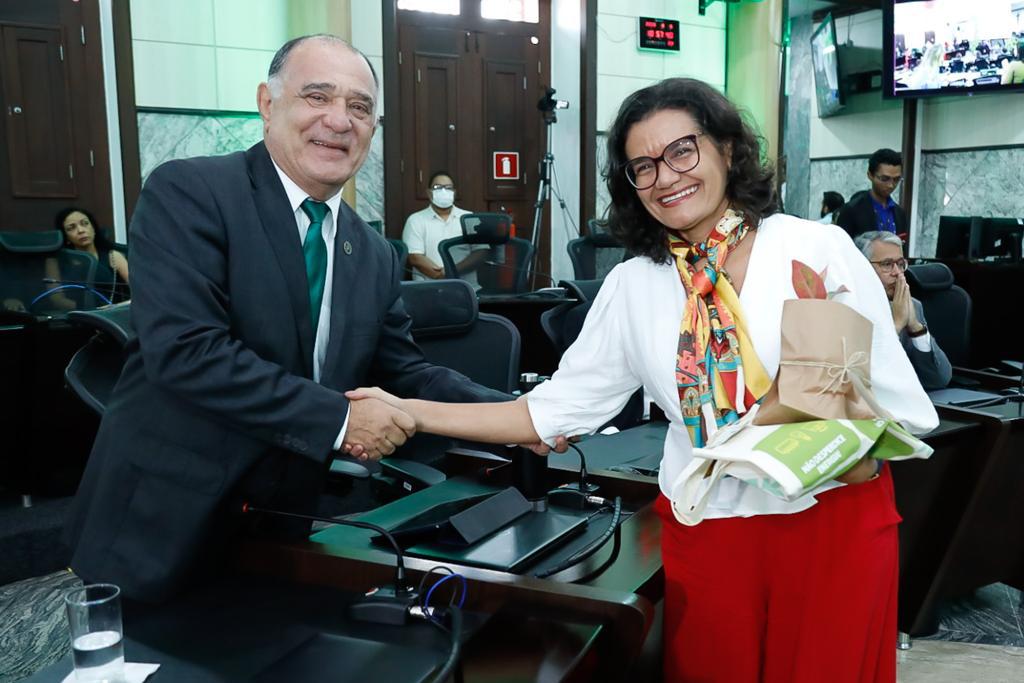 Luzenice Macedo recebe cumprimentos do desembargador Jorge Rachid 