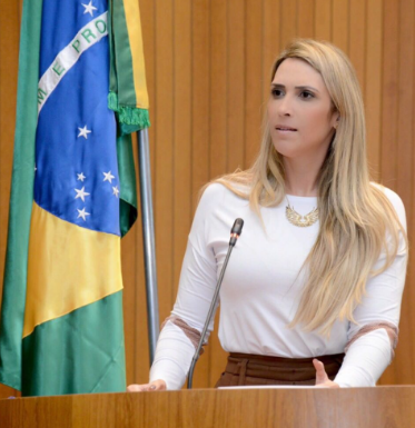 Andrea Murad denuncia que alunos do ensino médio estariam sem professores