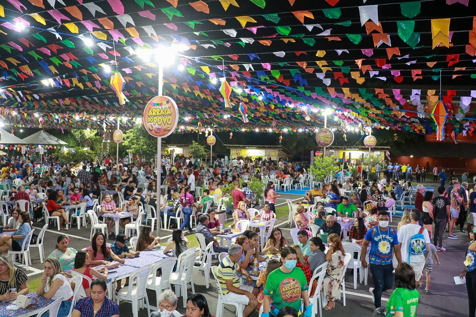 Público lota o espaço onde está montado o 