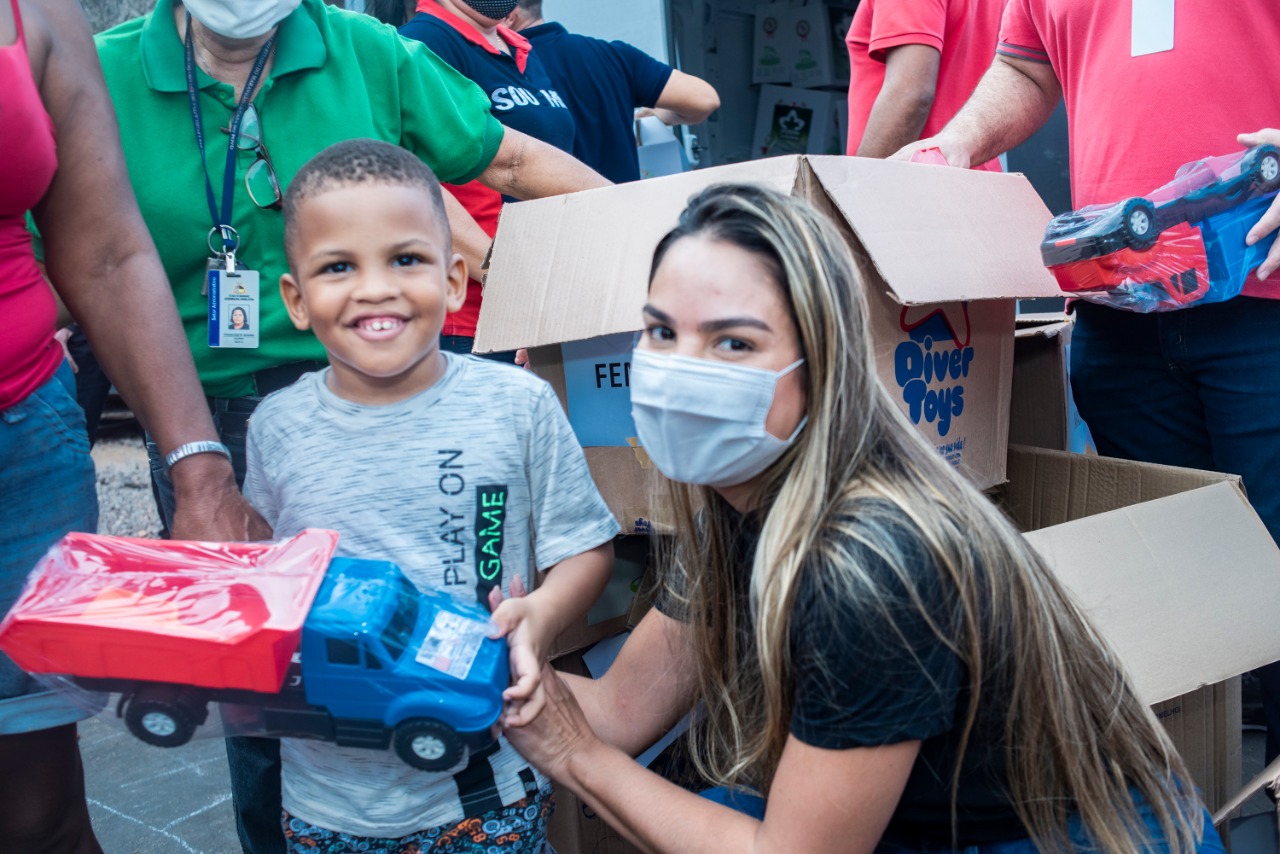 As crianças ficaram felizes ao receber brinquedos como presentes de Natal doados pelo Gedema Solidário