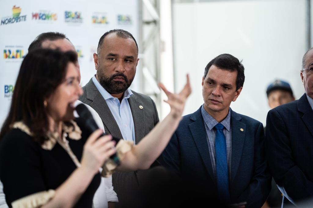 Deputados Roberto Costa e Ricardo Arruda acompanham o discurso da ministra Simone Tebet, durante a plenária