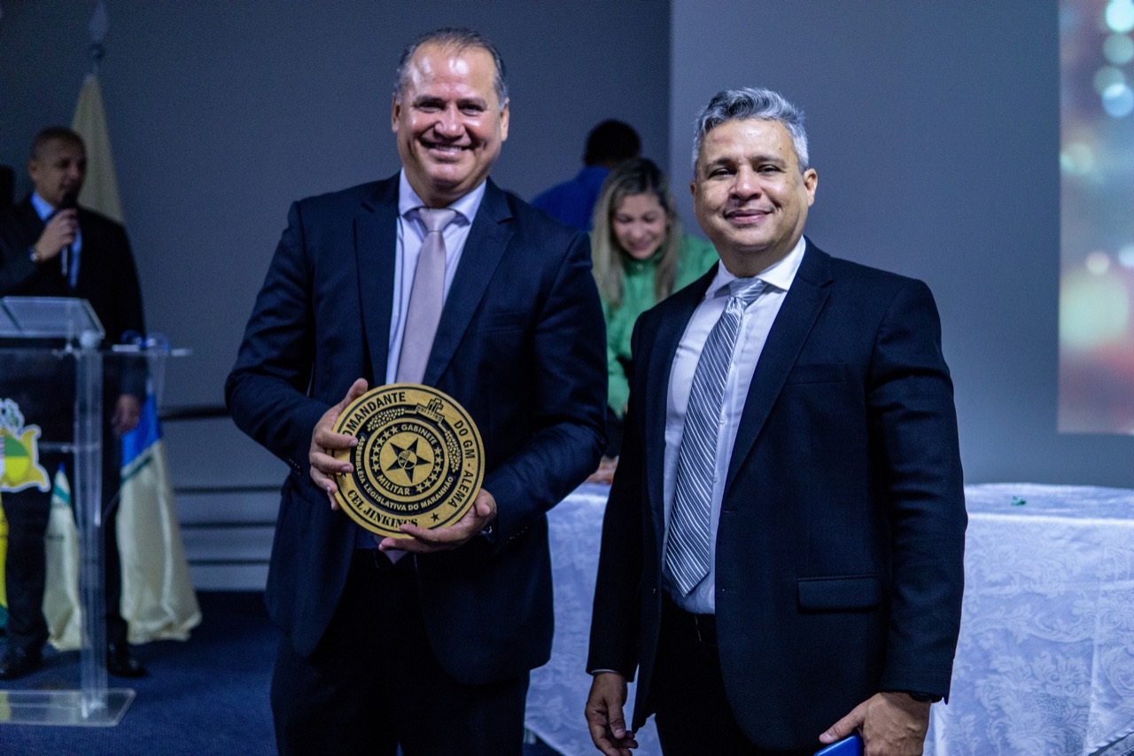 Coronel Marcelo Jinkings faz entrega de placas aos seguranças civis que se destacaram durante o ano 