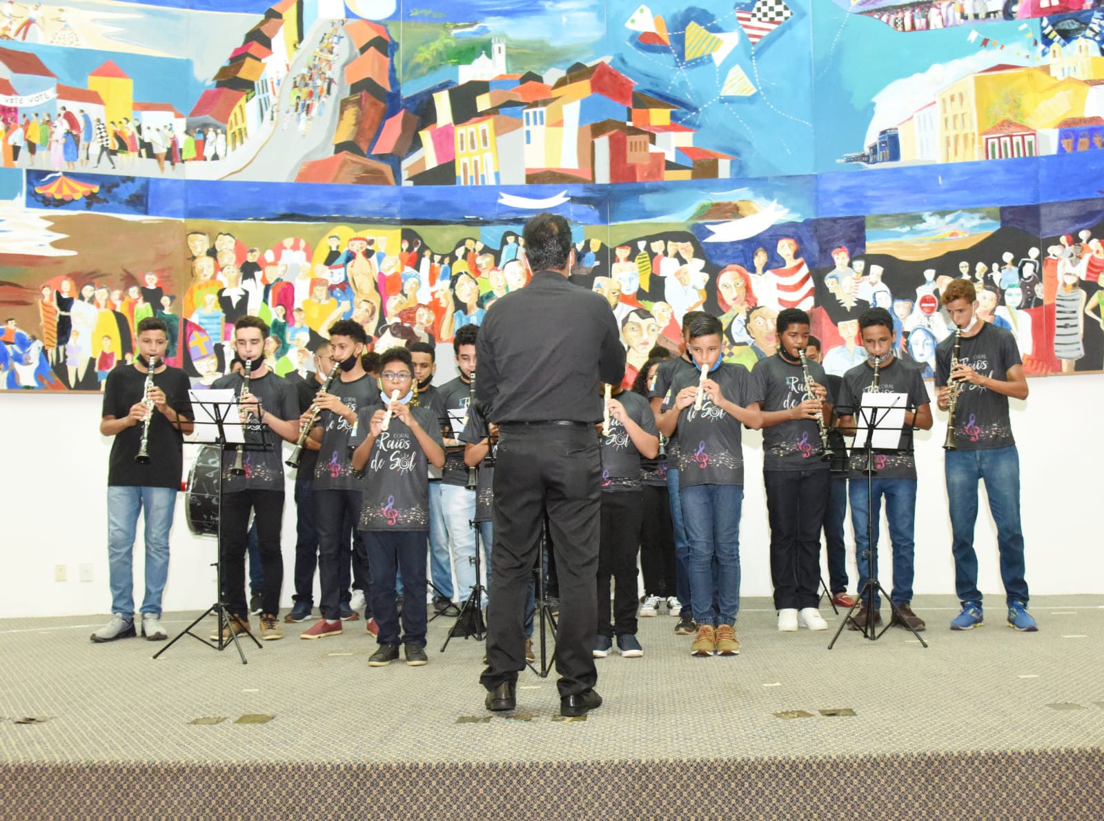 Alunos da oficina de música do Programa Sol Nascente executaram o Hino Nacional