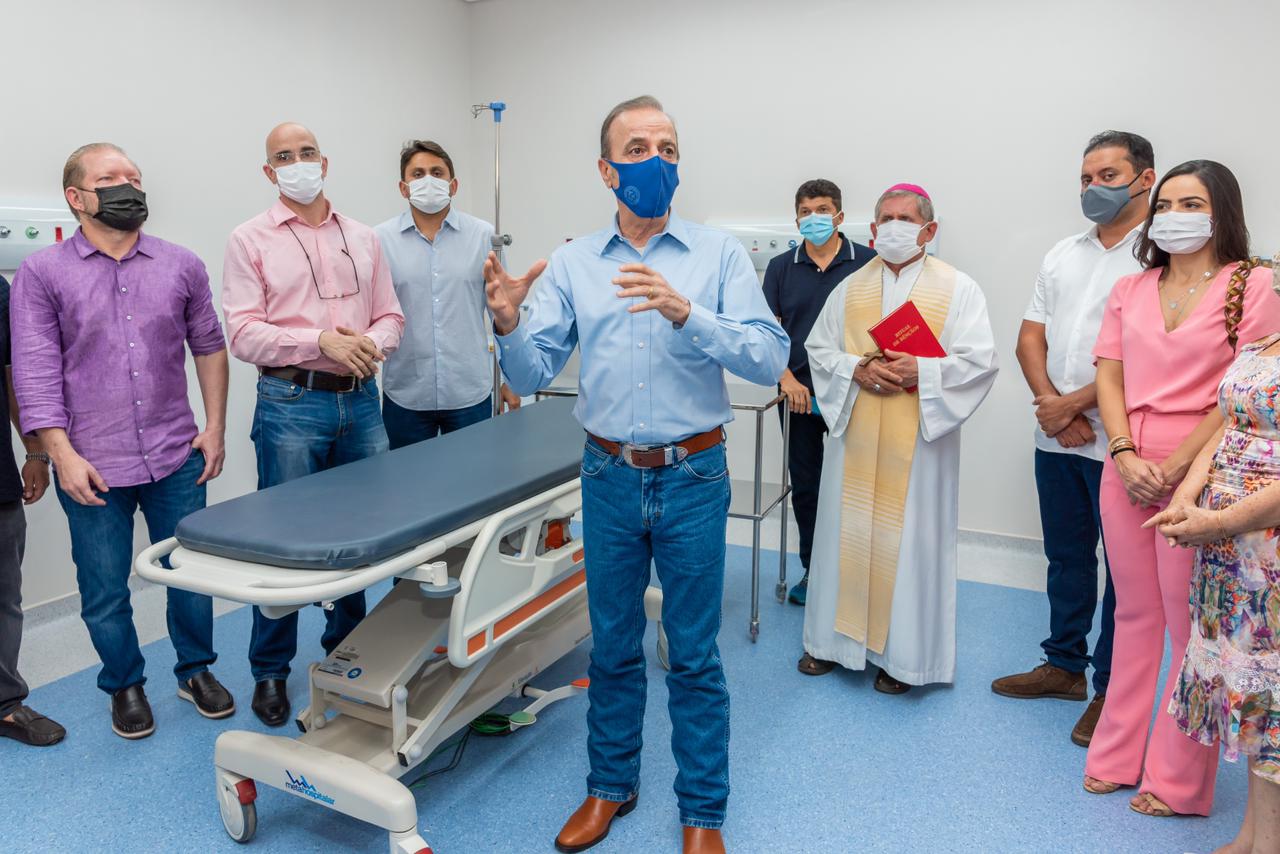  Othelino Neto ouve discurso do presidente da Fundação Pio XII, Henrique Prata, sobre a experiência do Hospital de Amor de Barretos 