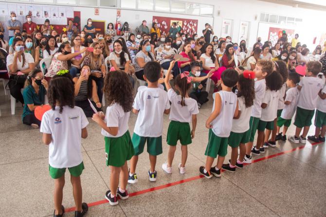 Creche-Escola Sementinha encerra semana em homenagem às mães com apresentação musical