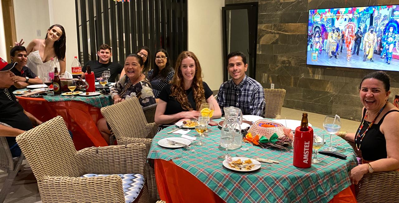 Amigos reúnem-se para assistir à transmissão das brincadeiras do "Arraiá do Povo em Casa"