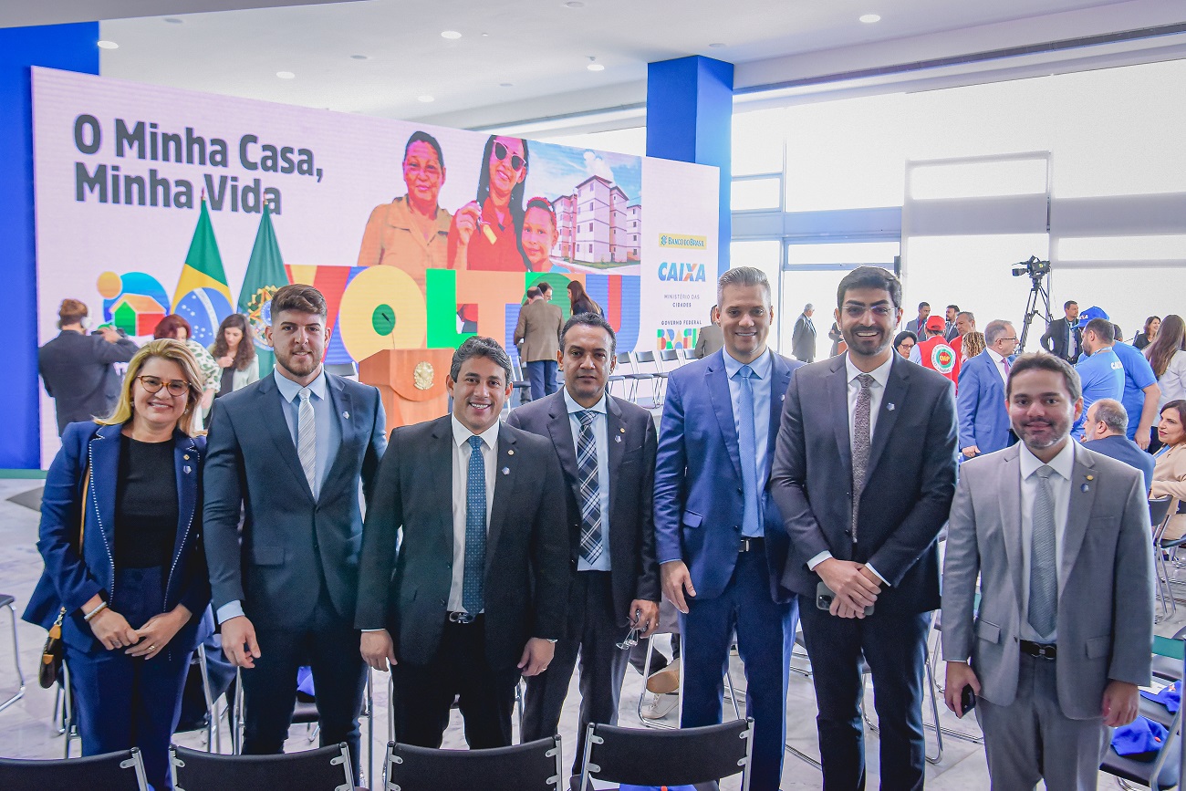 Osmar Filho e demais deputados no relançamento do programa “Minha Casa, Minha Vida”, no Palácio do Planalto