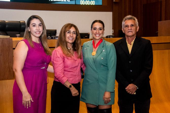 Assembleia concede Medalha do Mérito Legislativo à empresária Karollyn Barros