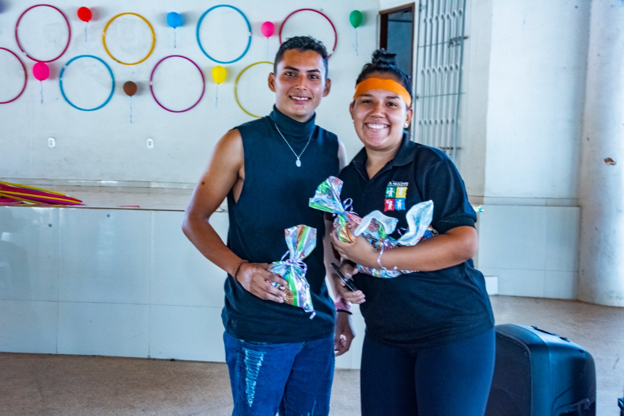 Alunos das equipes vencedoras da gincana foram premiados ao término das provas 