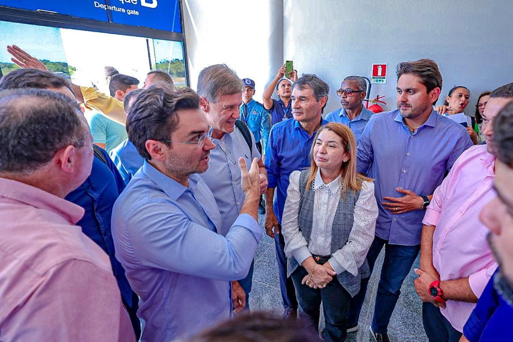 Iracema Vale durante visita a Barreirinhas, juntamente com Brandão, o ministro Celso Sabino e outras autoridades 