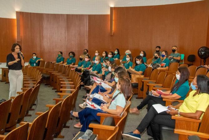 Professores da Creche-Escola Sementinha participam de curso de Comunicação e Oratória