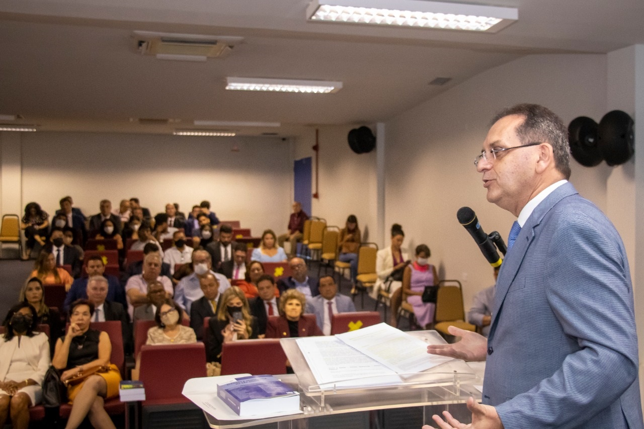 O livro aborda estudos e visões sobre assuntos como fake news, proteção de dados e publicidade eleitoral na internet