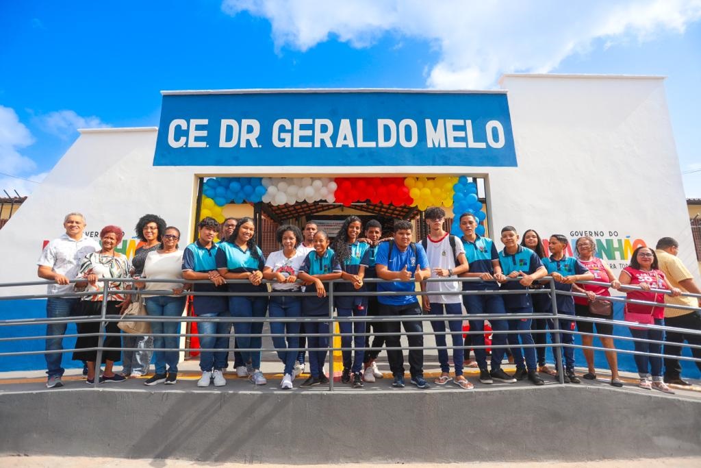 Alunos e professores em frente ao CE Dr. Geraldo Melo, na área da Cohab