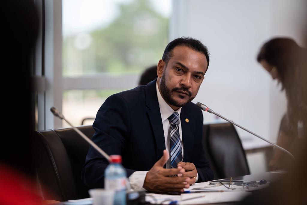 Deputado Júnior Cascaria cobra agilidade da Sinfra na conclusão de obras no estado