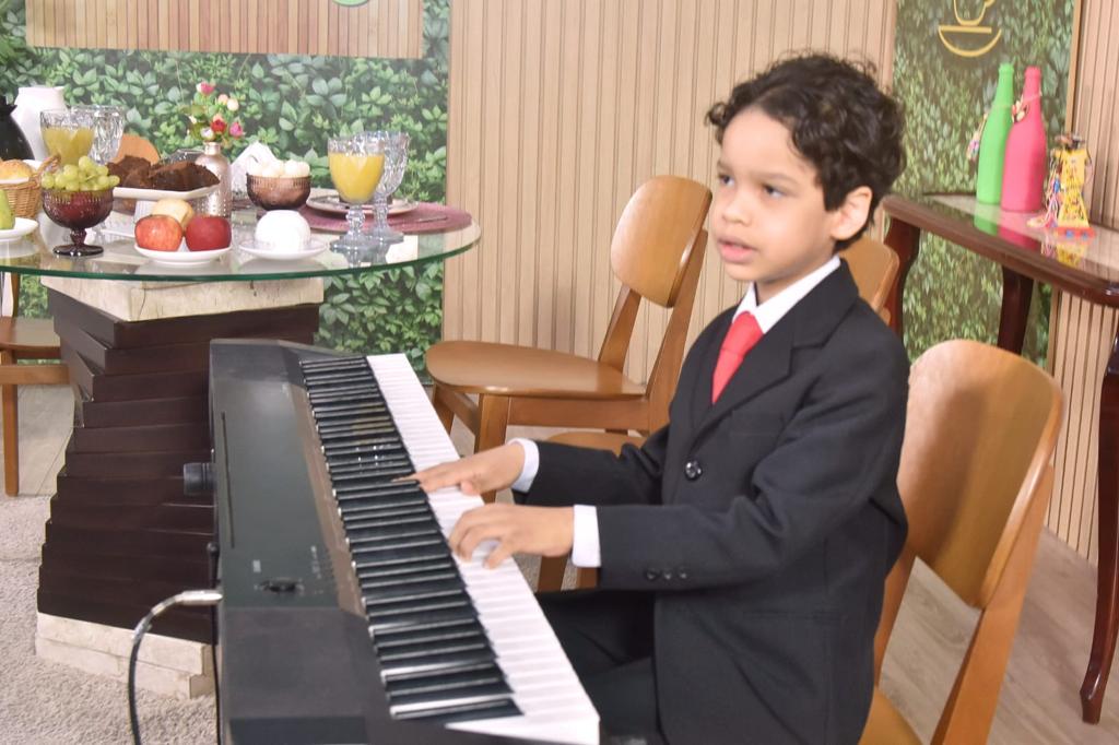 Eduardo Haiashi, de 6 anos, integrante do projeto Jovens Solistas, tema da entrevista do 