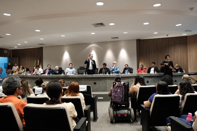 “Temos que escutar pais, alunos e professores”, diz Carlos Lula sobre vagas para alunos com deficiência
