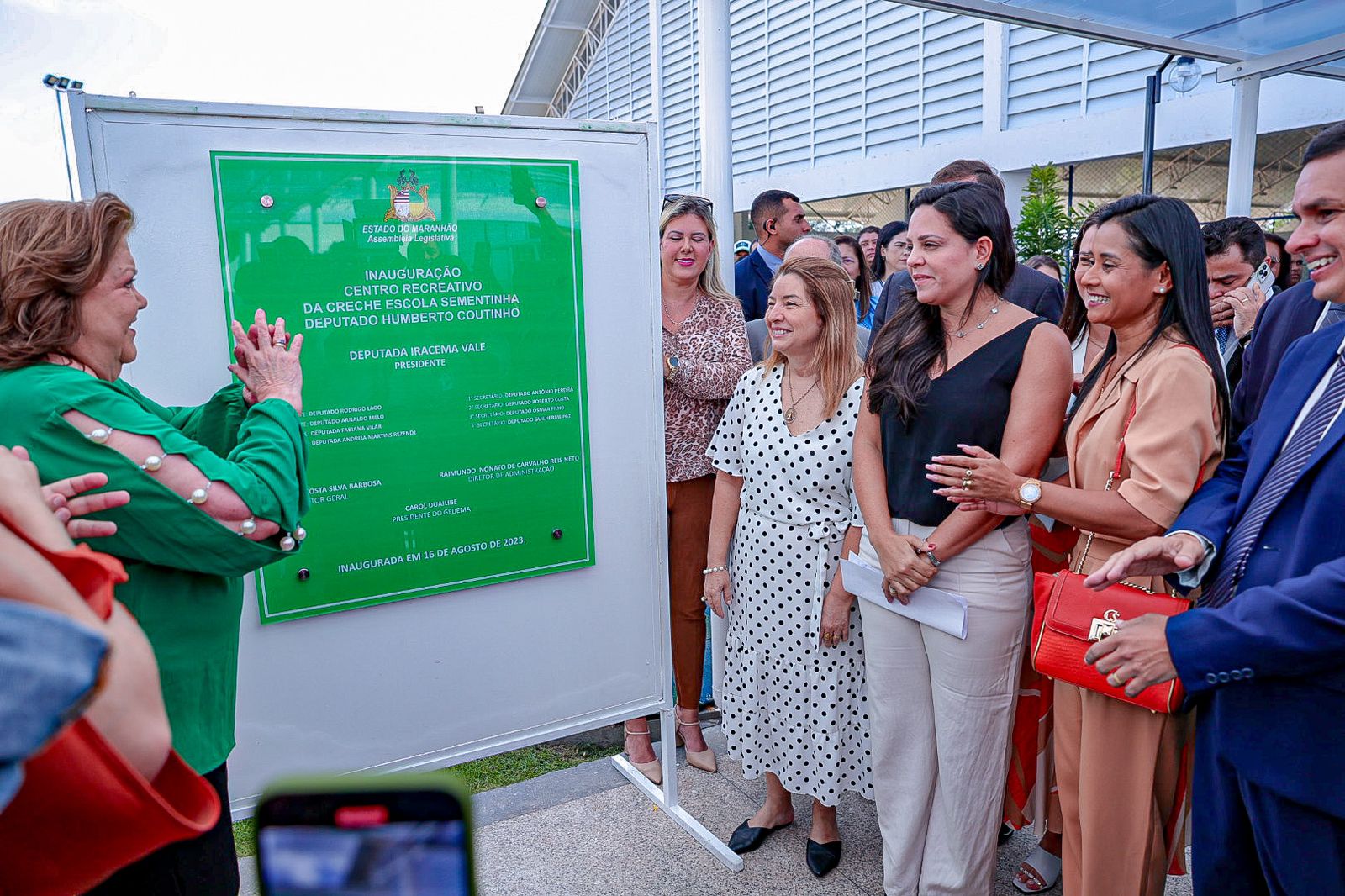 Iracema Vale, Cleide Coutinho, Carol Duailibe e demais autoridades descerram a placa do Centro Recreativo 