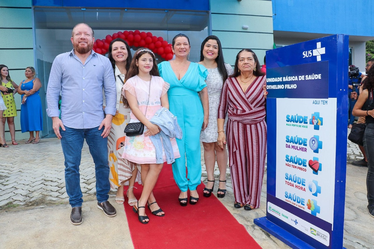 Othelino com a mãe, Yolete Gomes, as irmãs, Cláudia e Flávia, e sobrinha, durante entrega de unidade de saúde que leva o nome de seu pai