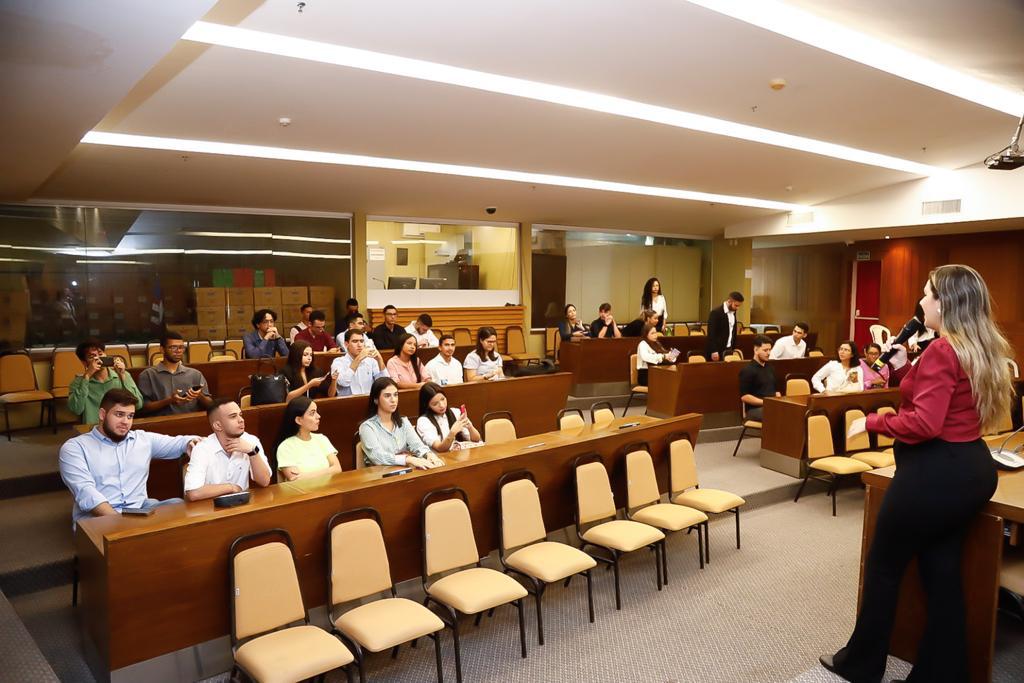 Estudantes assistiram a uma palestra sobre o funcionamento do Parlamento Estadual e a composição e a estrutura da Alema.