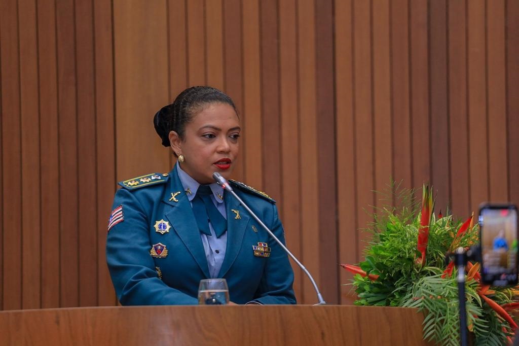 Tenente coronel Edhyelen Santos, comandante da Patrulha Maria da Penha, agradeceu ao deputado Neto Evangelista pela homenagem