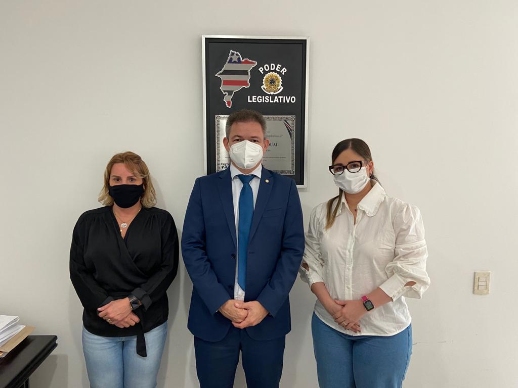 Rafael Leitoa com Ana Patrícia Bringel e Erica Menezes, diretoras do Alarico Pacheco