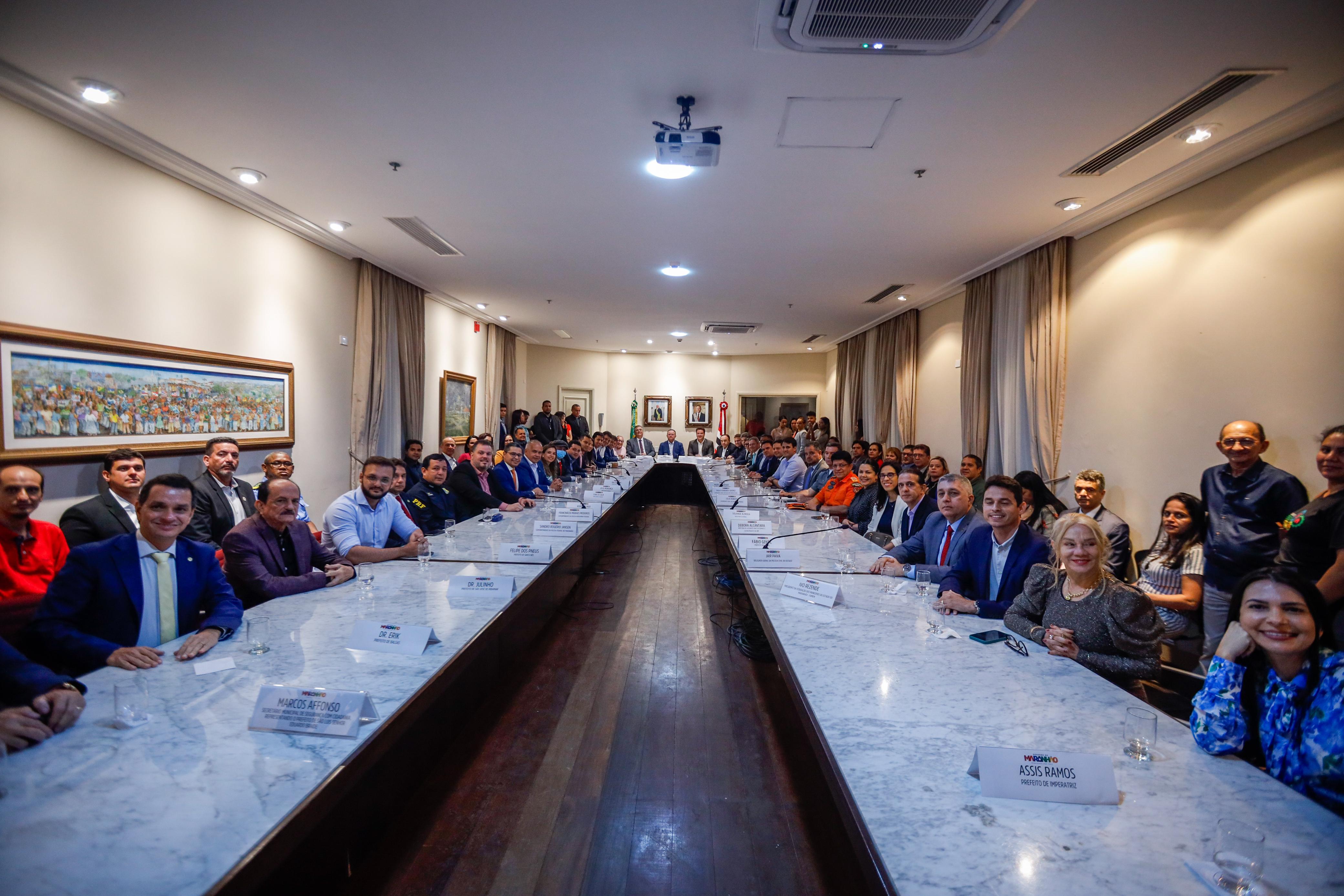 Governador Carlos Brandão, ministro Flávio Dino e demais autoridades no ato de entrega das viaturas