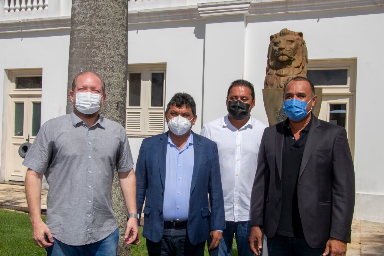 Othelino com o secretário Márcio Jerry, o senador Weverton Rocha e o deputado Roberto Costa