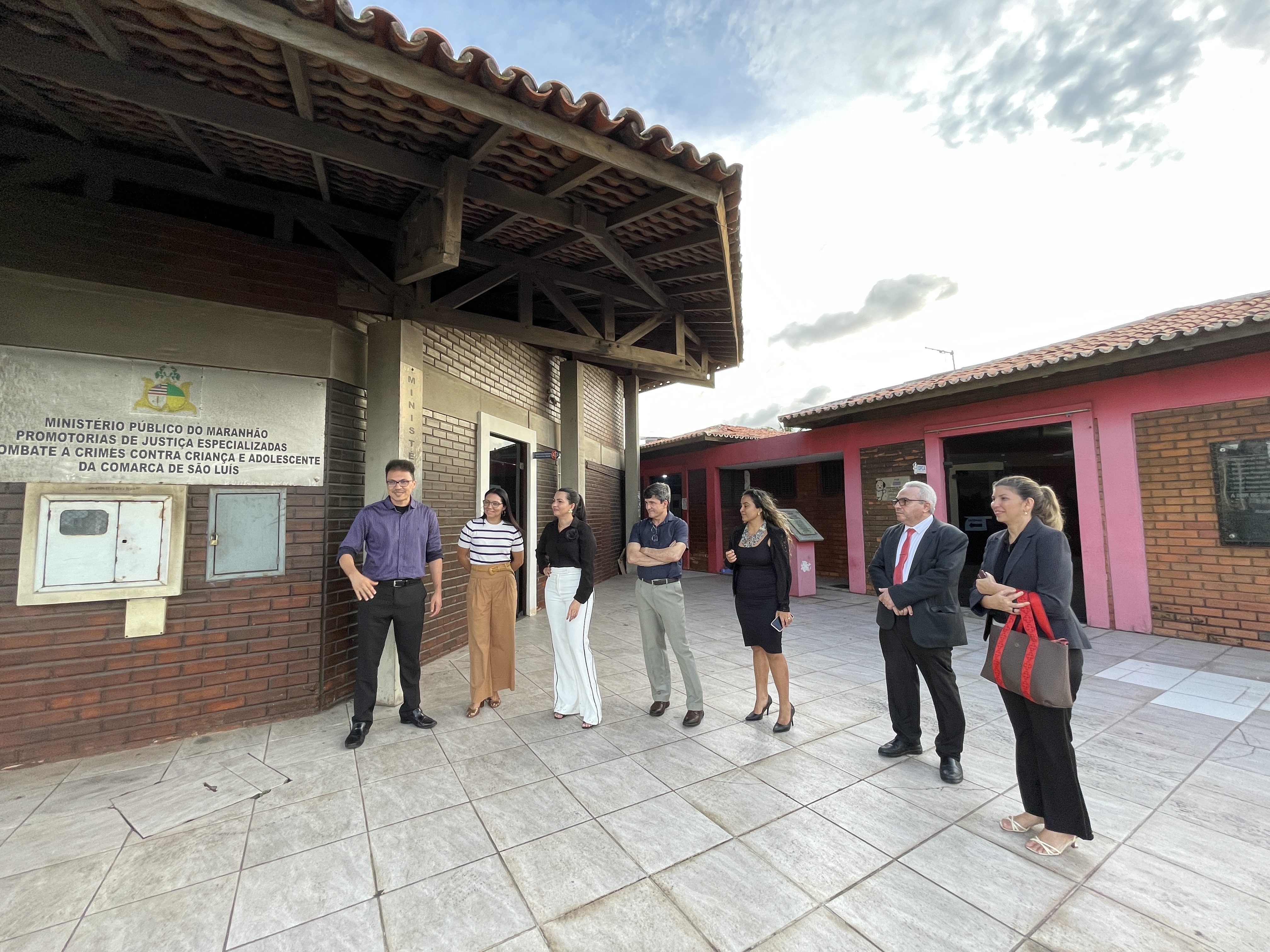 Janaína Ramos em visita à Delegacia de Proteção à Criança e ao Adolescente