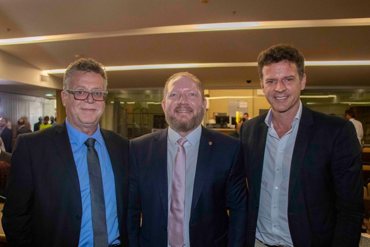 O presidente da Assembleia, Othelino Neto, com os palestrantes Eduardo Fagnani e Eduardo Moreira (à direita)