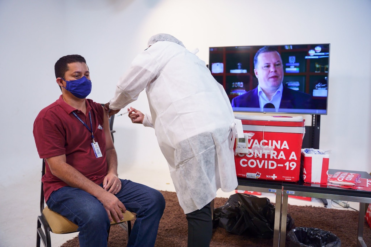 Cinegrafista Gleidson Martins é vacinado no Complexo de Comunicação da Assembleia Legislativa