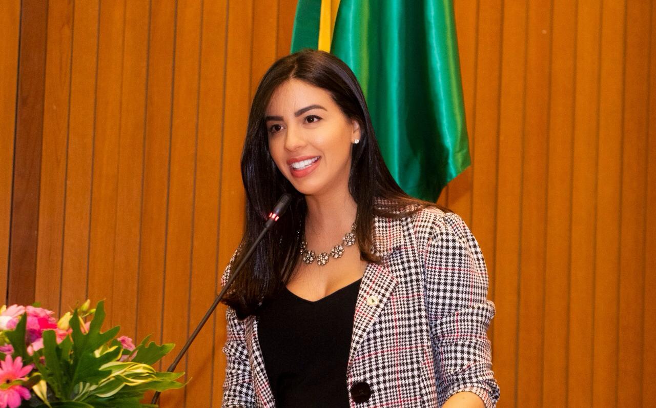 Daniella Tema apresenta projeto de lei que assegura desconto na compra de livros para professores e dependentes