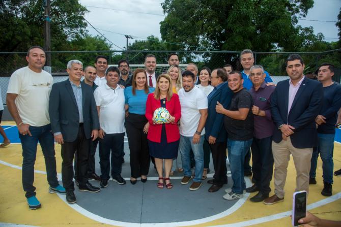 Deputados participam da entrega de quadra poliesportiva em Complexo Comunitário do Tibiri