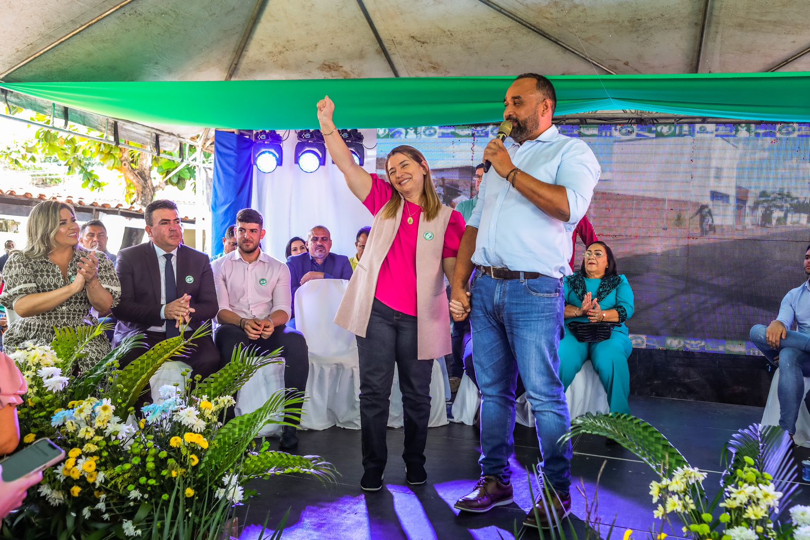 Presidente da Assembleia, Iracema Vale, com o deputado Roberto Costa, na solenidade de aniversário de Bacabal