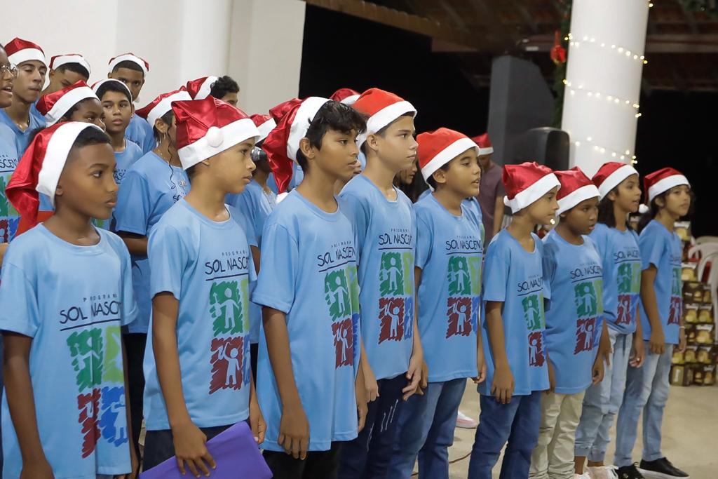 Alunos que participam do coral entoaram a música “Então, é Natal”, sucesso do período