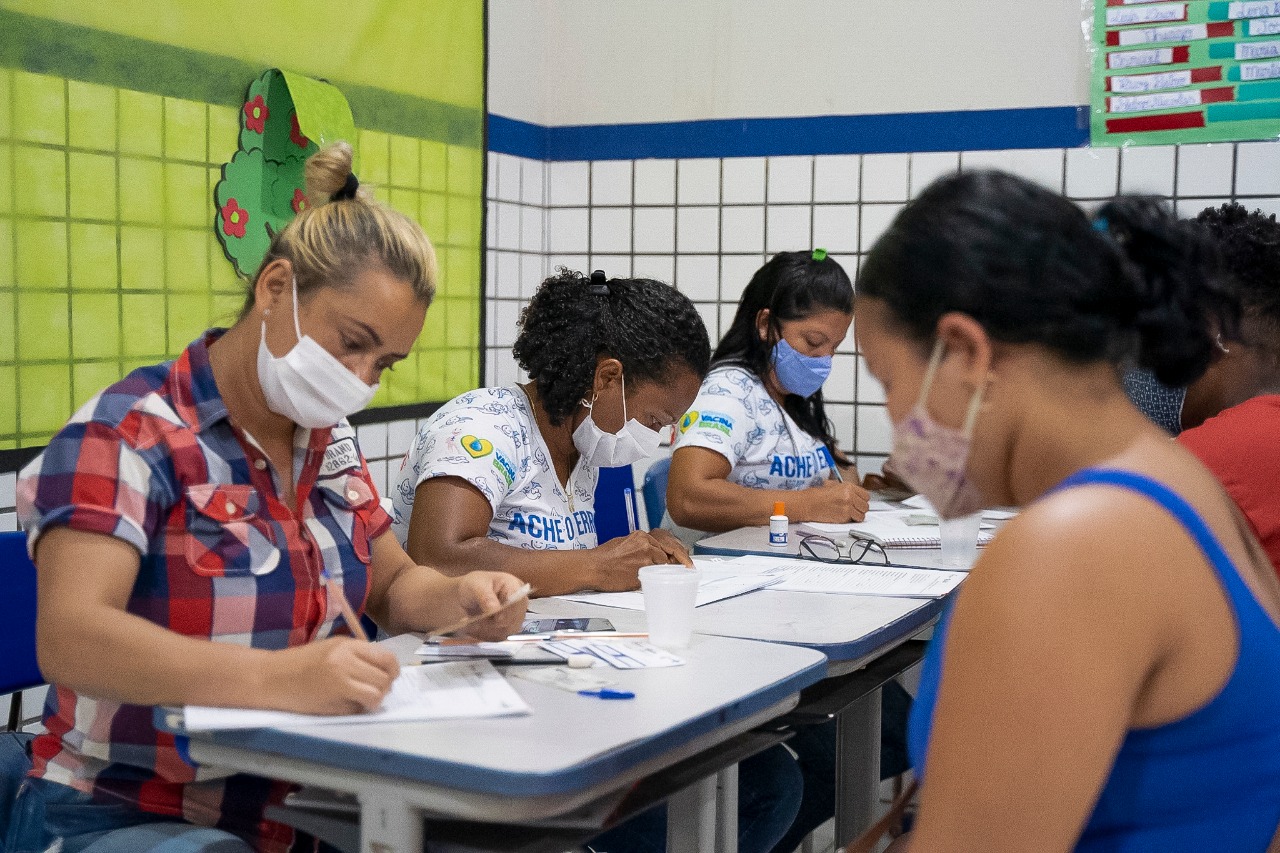 Moradores do município de Presidente Sarney respondem questionário antes de receberem dose de vacina