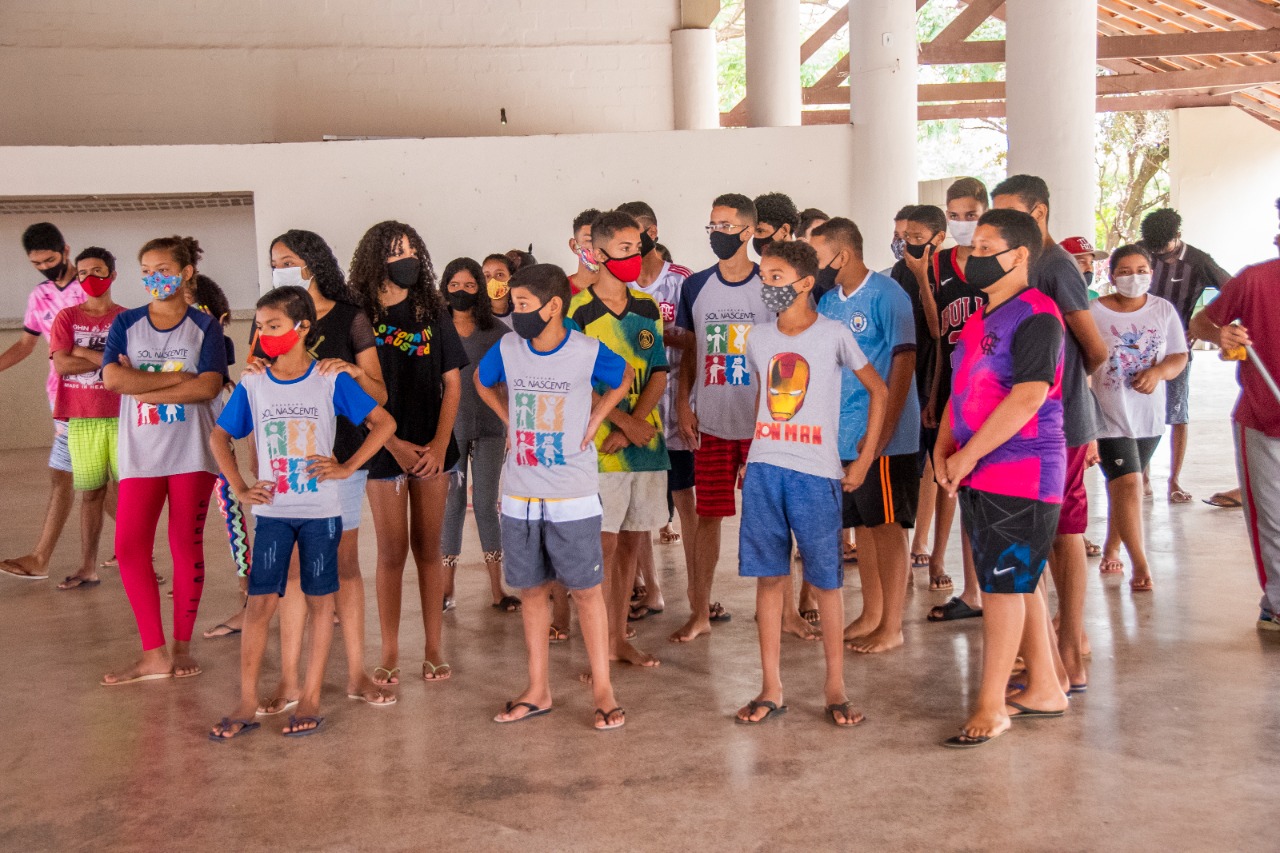 Crianças na concentração antes dos jogos que marcaram a programação 