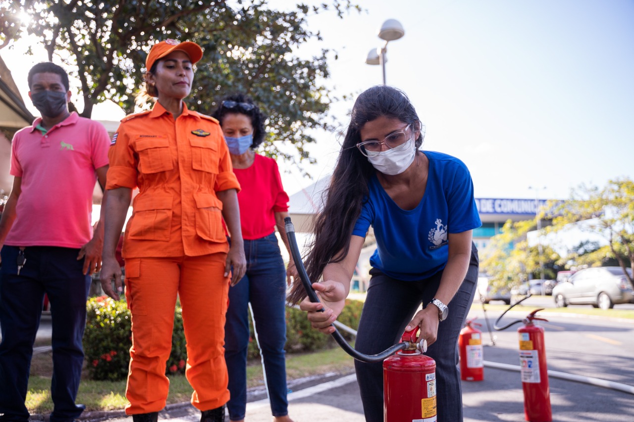 Major Rosimeiry Azevedo, do Corpo de Bombeiros e chefe do Núcleo de Prevenção e Combate a Sinistros do Gabinete Militar, comandou o treinamento 