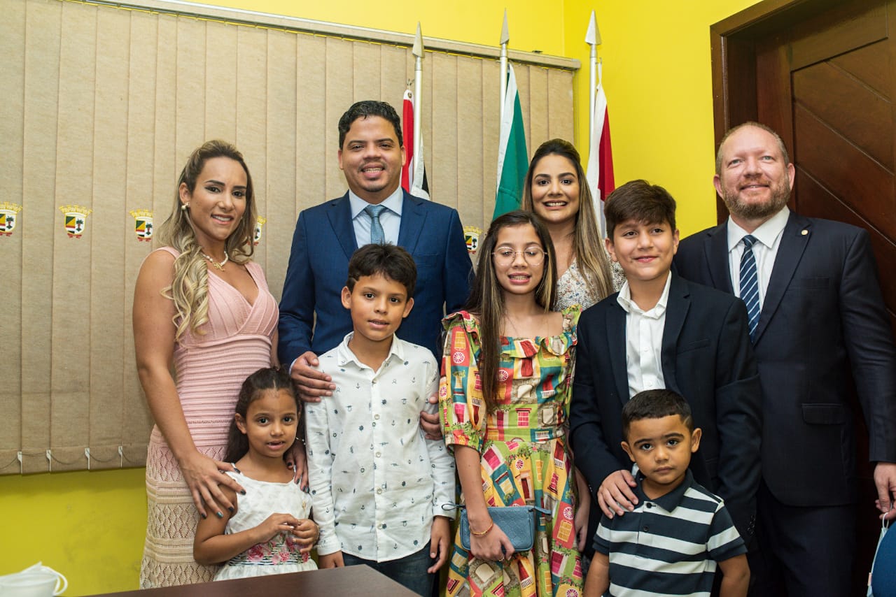 Othelino e Ana Paula, com os filhos, ao lado de Luciano Genésio e a primeira-dama, deputada Thaiza Hortegal, também com os filhos