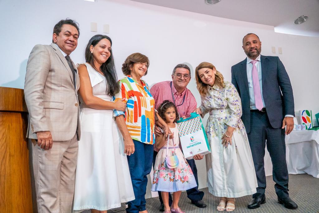 Presidente da Alema, deputada Iracema Vale, faz a entrega simbólica de kit escolar contendo itens personalizados com a nova logomarca 