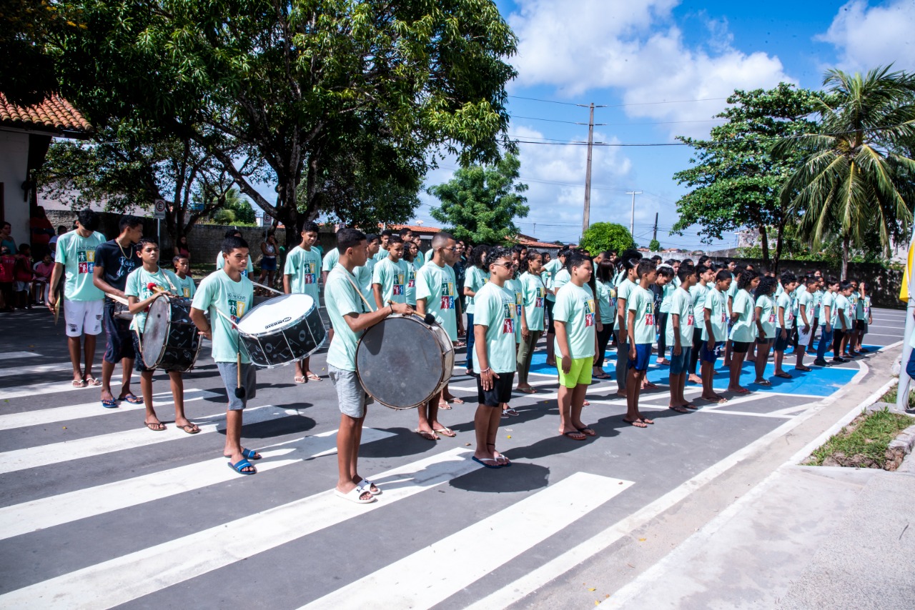Desfile contou com a participação da banda formada por alunos do próprio projeto