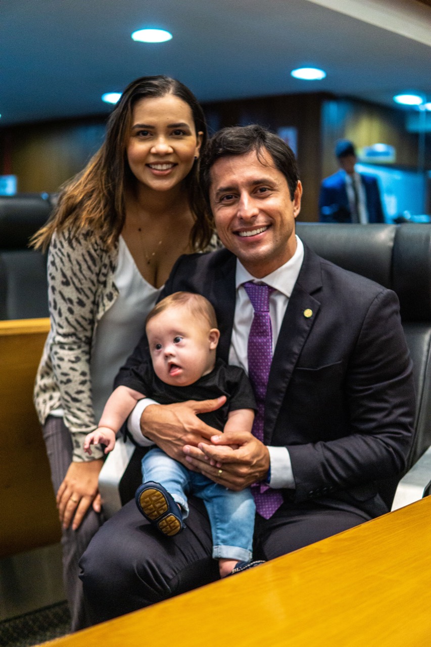 Duarte com a esposa, Karen Barros, e o filho, Luca, no plenário da Assembleia Legislativa do Maranhão 