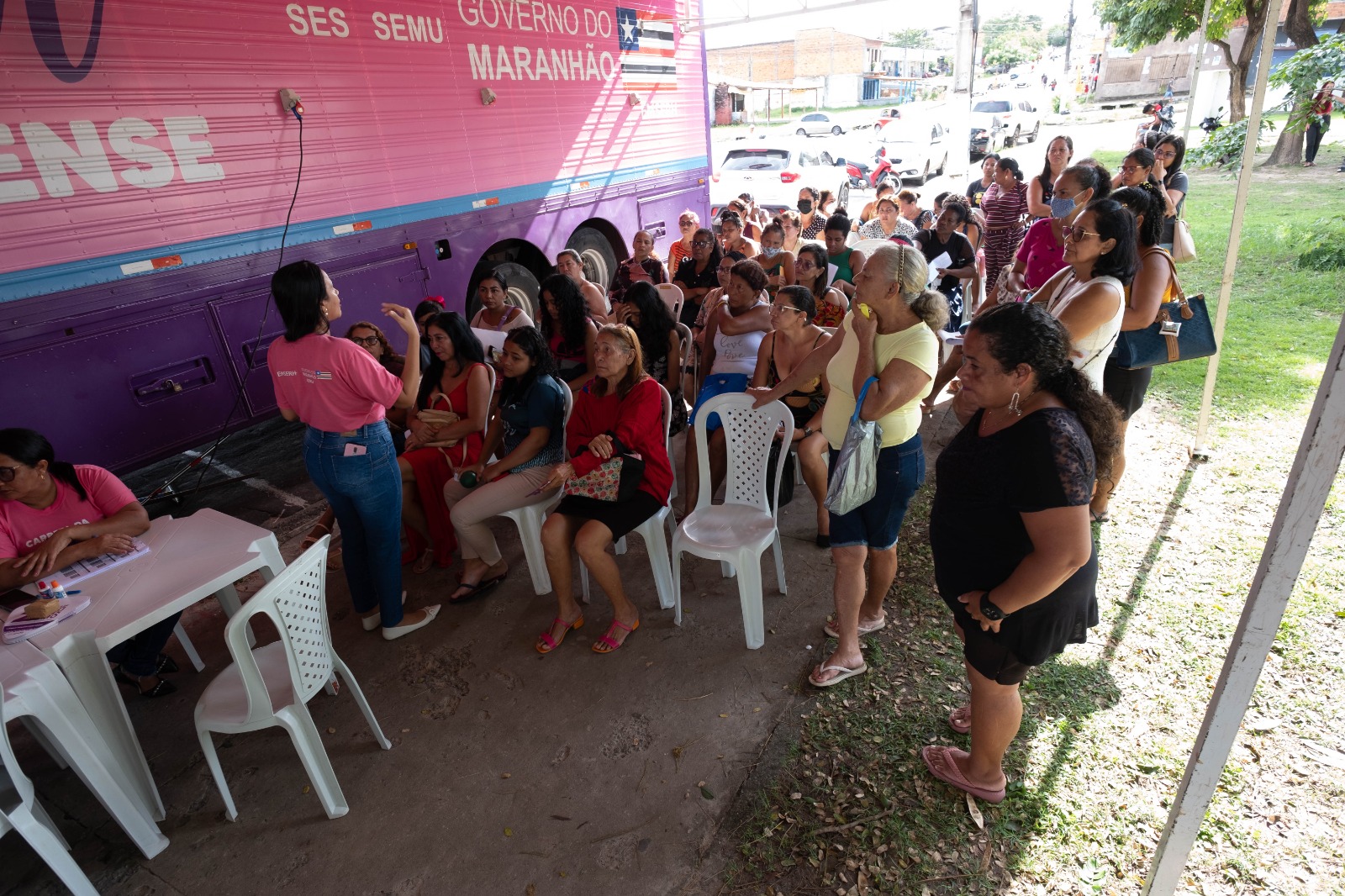 Muitas pessoas foram em busca dos serviços oferecidos pela Carreta da Mulher 