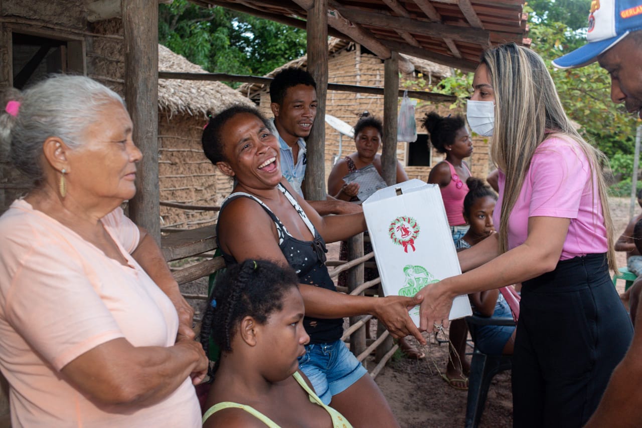 Família recebe cesta básica das mãos de Ana Paula, em ação solidária realizada pelo Gedema em Pinheiro