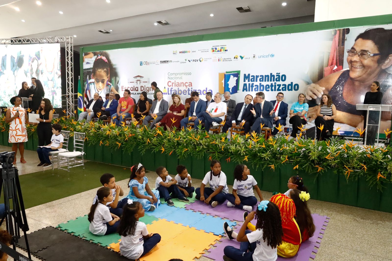 Iracema Vale, governador Brandão e demais autoridades durante a solenidade de lançamento da ação